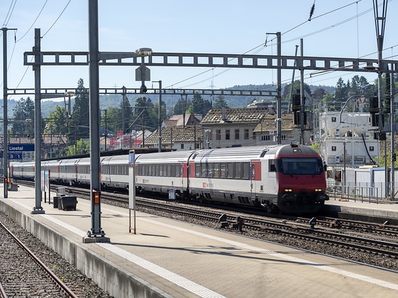 Die SBB untersuchen einen Vorfall am Bahnhof Morges VD, bei dem ein Zug zu spät anhielt und die Fahrgäste zwischen zwei Geleisen aussteigen mussten. (Symbolbild)