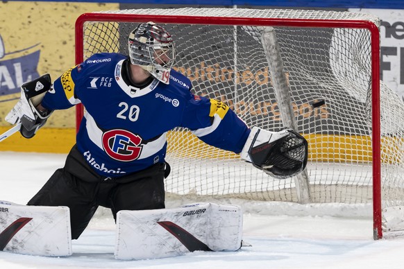 le gardien Reto Berra (HCFG) encaisse le 2-0 marque par Theo Rochette (LHC), lors de l&#039;acte 3 des demi-finales des play-off du championnat suisse de hockey sur glace de National League entre Frib ...