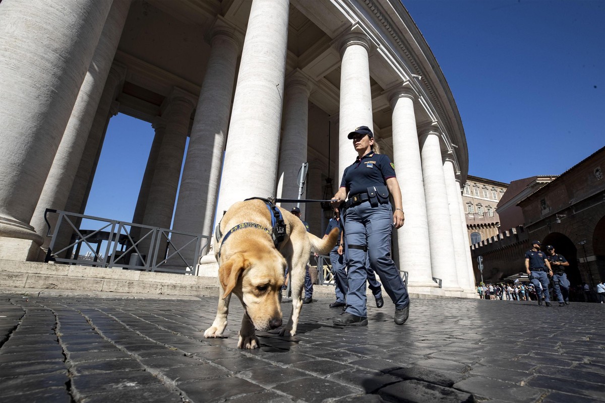 epa07693870 Italian National Police officers monitor in Saint Peter's square in the Vatican, 04 July 2019. The Vatican's and Rome's city centre are under high security level ahead of th ...
