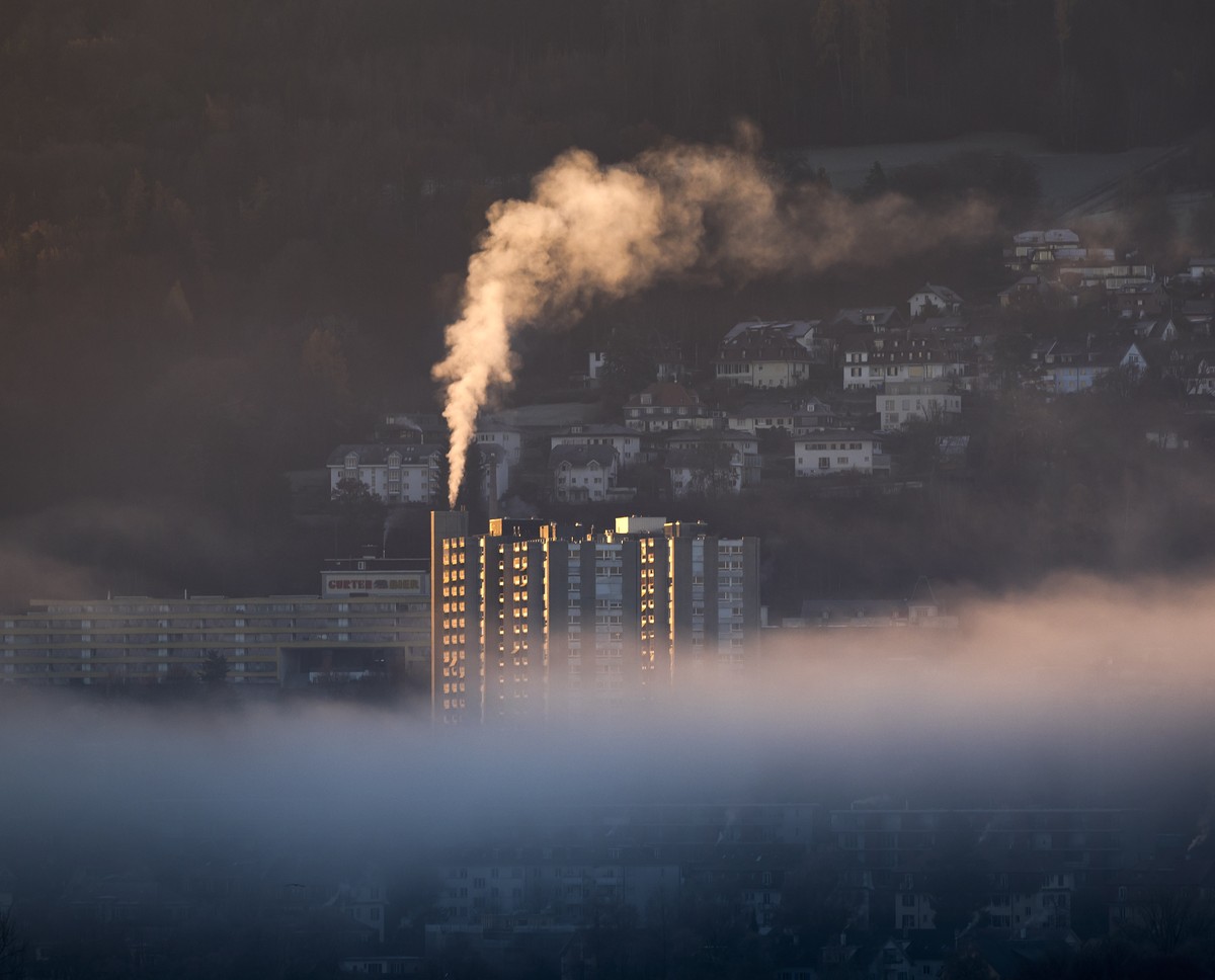 Rauch steigt aus einem Kamin eines Hochhauses auf, am Dienstag, 6. Dezember 2022, in Bern. (KEYSTONE/Peter Klaunzer)