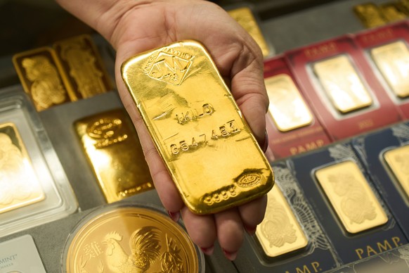 FILE - Sam Nguyen shows a gold bar at her shop in the St. Vincent Jewelry Center in the Jewelry District of Los Angeles, Wednesday, April 30, 2025. (AP Photo/Jae C. Hong, File)
Gold Prices