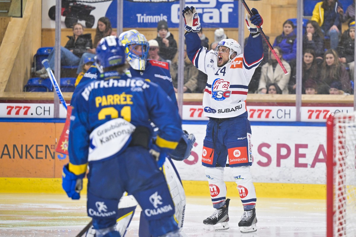 Chris Baltisberger (ZSC), rechts, bejubelt sein 2-2 gegen Torhueter Sandro Aeschlimann (HCD), beim ersten Eishockey Playoff Halbfinalspiel der National League zwischen HC Davos (HCD) und ZSC Lions (ZS ...