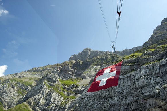 Die 80x80 Meter grosse Schweizerfahne haengt an einer Felswand unterhalb des Saentis, anlaesslich des Nationalfeiertags, am Freitag, 31. Juli 2020, auf der Schwaegalp. (KEYSTONE/Alexandra Wey)