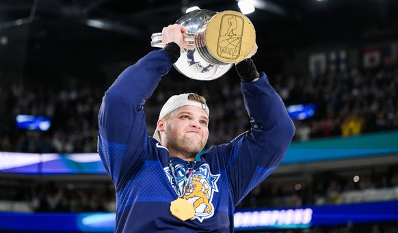 Teemu Hartikainen mit dem WM-Pokal in den Händen.