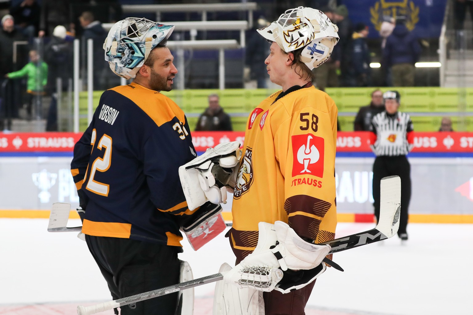 The two keepers Christopher Gibson, left, of Lukko and Jussi Olkinuora of Servette shake hands after the second leg of the Champions Hockey League semi final game between Finland&#039;s Rauma Lukko an ...