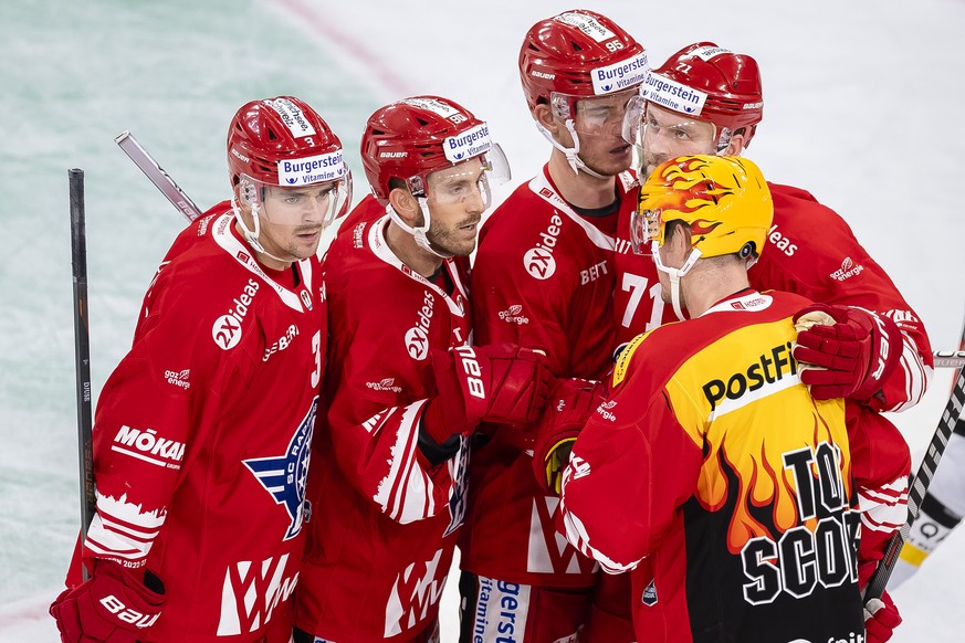 SC Rapperswil-Jona Lakers Nicklas Jensen, 2. rechts, jubelt mit Teamkollegen nach seinem Tor zum 5:3 im Eishockeyspiel der National League zwischen den Rapperswil-Jona Lakers und dem HC Ajoie, am Frei ...