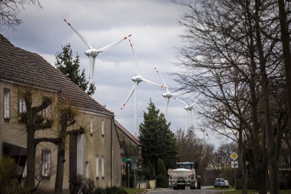 Fünf Windräder eines Windparks, aufgenommen hinter dem energieautarken Ortsteil Feldheim.