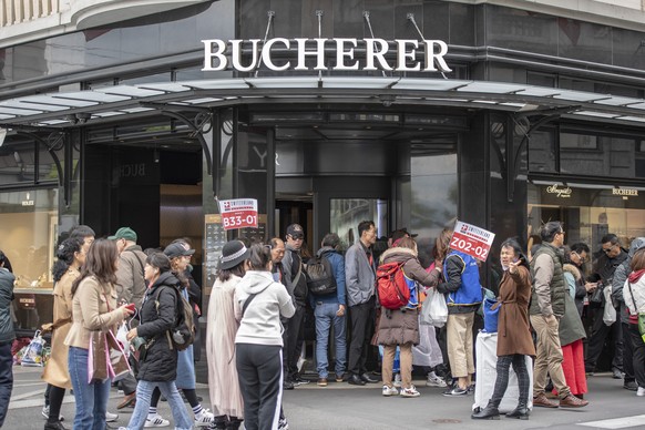 Touristen der 4&#039;000 Personen grossen chinesischen Reisegruppe der Kosmetikfirma &quot;Jeunesse Global&quot; ziehen durch die Stadt Luzern und deren Uhrengeschaefte, am Montag, 13. Mai 2019. (KEYS ...