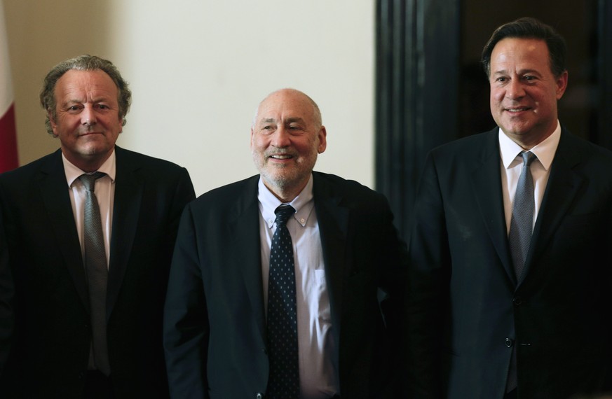 Da lächelten sie noch zufrieden:&nbsp;Panamas Präsident Juan Carlos Varela posiert mit Joseph Stiglitz und Mark Pieth (von rechts).