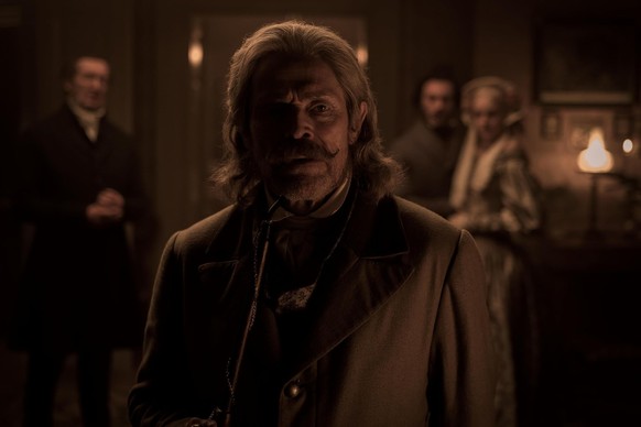 Willem Dafoe, Ralph Ineson, Emma Corrin, and Aaron Taylor-Johnson in Nosferatu - Der Untote (2024)