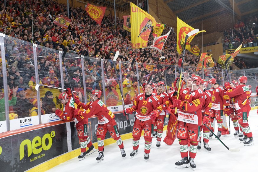Tigers Spieler und Fans jubeln nach dem Eishockey-Qualifikationsspiel der National League zwischen den SCL Tigers und dem EHC Kloten, am Samstag 18. November 2023, in der Emmental Versicherungs Arena  ...