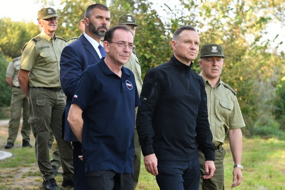 epa10884201 Polish President Andrzej Duda (C) and Interior Minister Mariusz Kaminski (L) visit Border Guard post in Orchowek village, eastern Poland, 26 September 2023. Polish President Andrzej Duda a ...