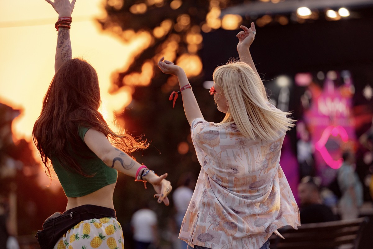 La police peine à déloger les fêtards d'une énorme rave dans le Jura bernois, ce samedi 14 juin. (Getty images)