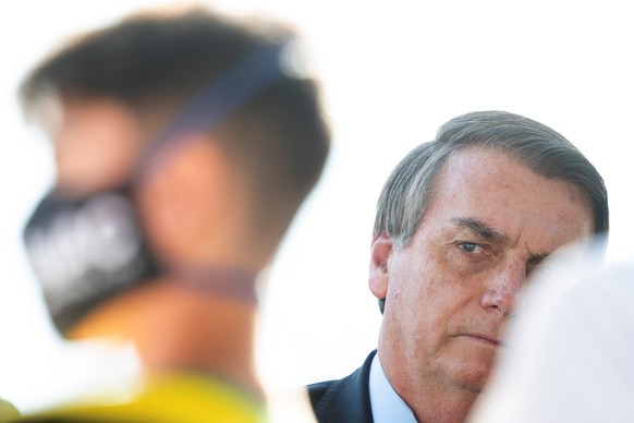 epa08462828 Brazilian President Jair Bolsonaro speaks to his supporters without a mask, in breach of the decree on the mandatory use of masks to protect against the coronavirus, at the Palacio do Alvo ...
