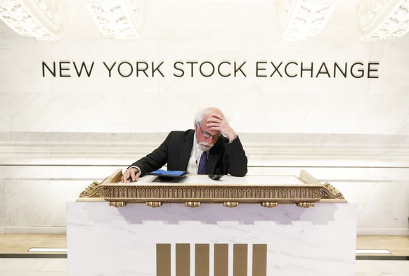 epaselect epa08297982 Trader Peter Tuchman works at a podium normally reserved for guests at the opening bell at the New York Stock Exchange in New York, New York, USA, 16 March 2020. Stocks opened sh ...