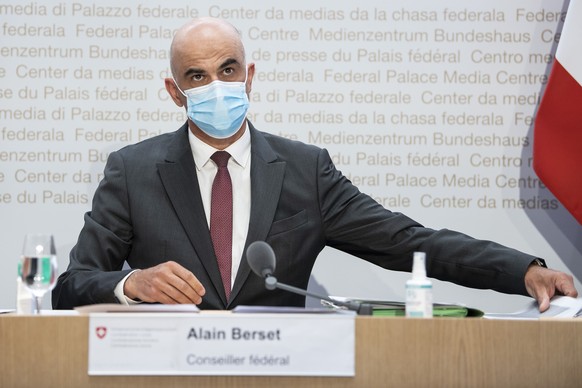 Bundesrat Alain Berset spricht an einer Medienkonferenz zu beschlossenen Massnahmen zur Covid 19 Pandmie, am Mittwoch, 14. April 2021, in Bern. (KEYSTONE/Peter Schneider)