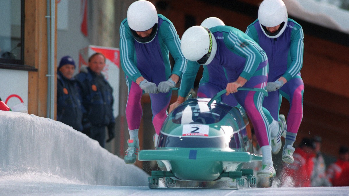 Das Schweizer Bobteam mit Gustav Weder, Donat Acklin, Lorenz Schindelholz und Curdin Morell beim Start im Viererbob der olympischen Winterspiele in Albertville im Februar 1992. Sie gewinnen die Bronze ...