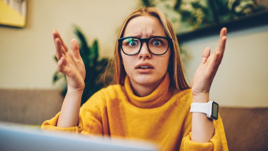 Frau gestresst vor dem Computer.