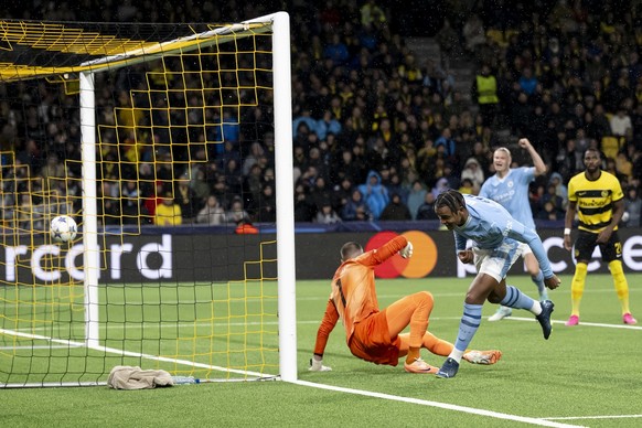 Manchester City&#039;s Manuel Akanji, right, scores a goal (1-0) against YB&#039;s Goalkeeper Anthony Racioppi, left, during the UEFA Champions League group G soccer match between Switzerland&#039;s B ...