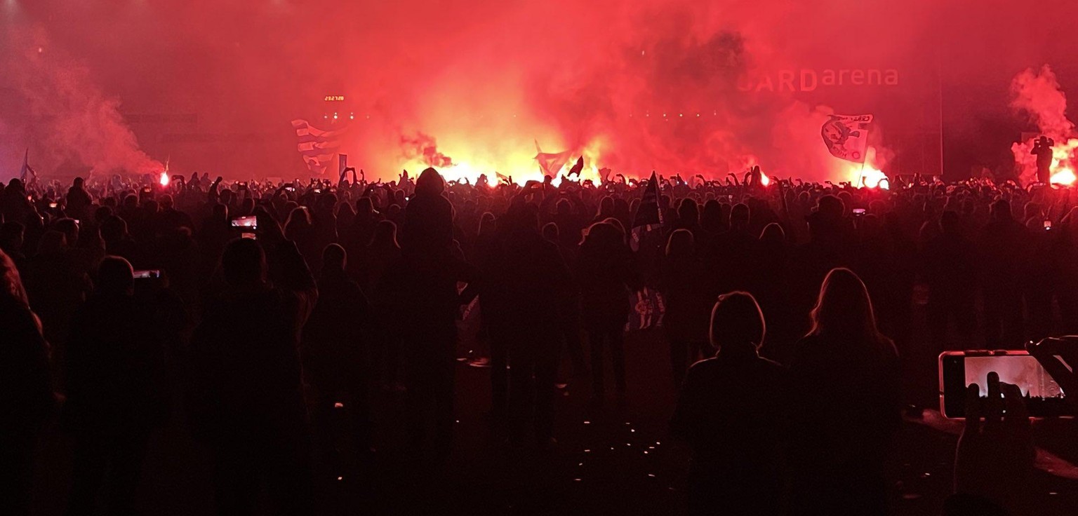 Der Platz vor der Zuger Bossard-Arena ist mehr als gut gefüllt.