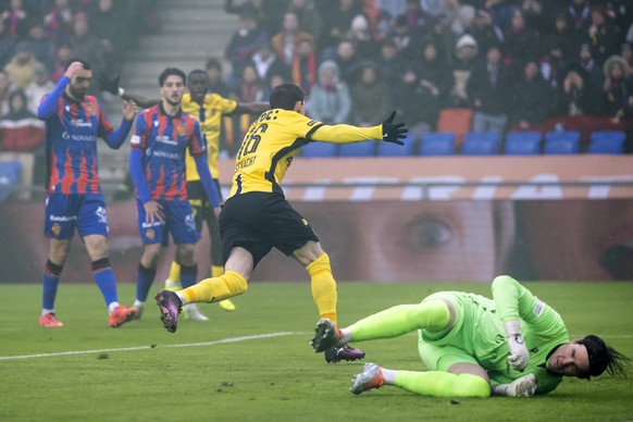 Christian Fassnacht (YB), Mitte, jubelt vor Torhueter Marwin Hitz (FCB), rechts, nach seinem Tor zum 0:1 im Fussball Meisterschaftsspiel der Regular Season der Swiss Super League zwischen dem FC Basel ...