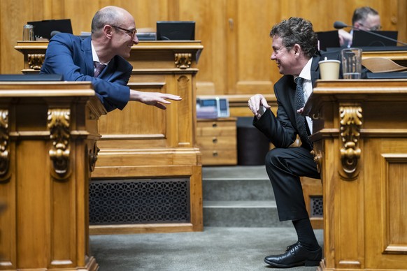 Bundesrat Albert Roesti, rechts, diskutiert mit Kommissionssprecher Martin Candinas, Mitte-GR, waehrend der Debatte um die Initiative &quot;200 Franken sind genug&quot; (SRG-Initiative), an der Sommer ...