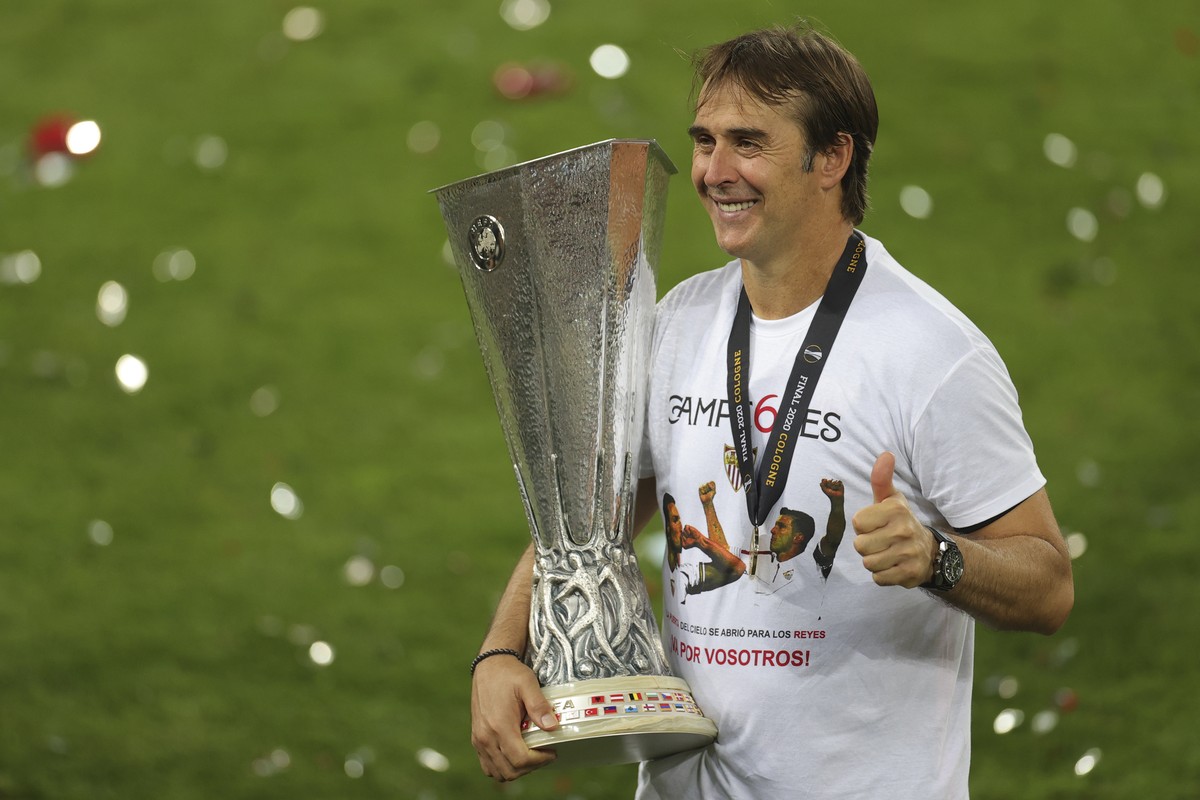 Sevilla's head coach Julen Lopetegui holds the trophy as he celebrates at the end of the Europa League final soccer match between Sevilla and Inter Milan in Cologne, Germany, Friday, Aug. 21, 202 ...