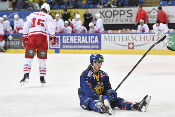 Davos&#039; Thierry Bader sitzt auf dem Eis, beim Eishockey-Qualifikationsspiel der National League A zwischen dem HC Davos und den HC Lausanne, am Samstag, 7. Dezember 2019, im Eisstadion in Davos. ( ...