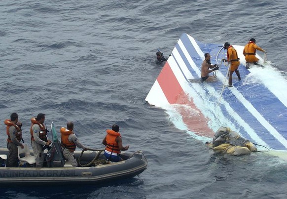 In this photo released by Brazil&#039;s Air Force, Brazil&#039;s Navy sailors recover debris from the missing Air France jet at the Atlantic Ocean, Monday, June 8, 2009. A U.S. Navy team was flying to ...