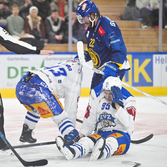 Brendan Lemieux (HCD), Mitte, knoepft sich Jan Kovar (EVZ), links, und Colin Lindemann (EVZ) vor, im Eishockey Spiel der National League zwischen dem HC Davos (HCD) und dem EV Zug (EVZ), am Dienstag,  ...