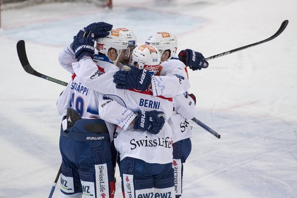 Die Zuercher feiern das 0:2 beim Eishockey Meisterschaftsspiel in der Qualifikation der National League zwischen dem EV Zug und den ZSC Lions vom Dienstag, 2. Oktober 2018 in Zug. (KEYSTONE/Urs Flueel ...