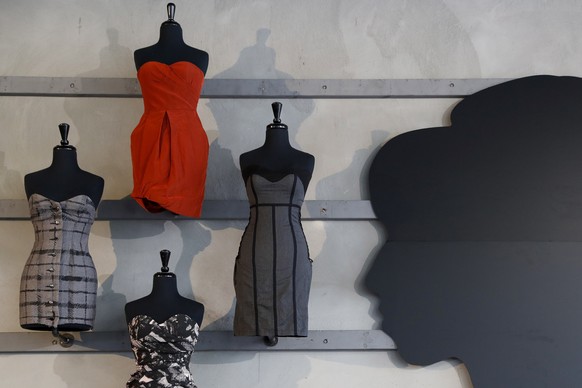 epaselect epa09558373 Dresses worn by British singer Amy Winehouse are displayed during an auction preview titled ?Property From The Life and Career of Amy Winehouse? at Julien&#039;s Auctions Beverly ...