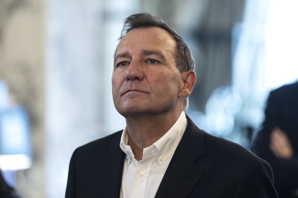 Thomas Matter, Nationalrat SVP-ZH, verfolgt die erste Hochrechnung im Abstimmungsstamm der Befuerworter der eidgenoessischen Volksinitiative "200 Franken sind genug (SRG-Initiative)", am Son ...