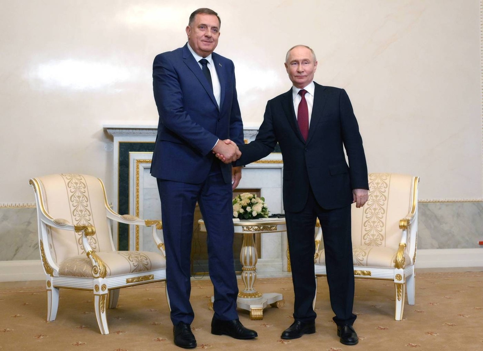 News Bilder des Tages Russia Bosnia Herzegovina Serb Republic 8700385 06.06.2024 Russian President Vladimir Putin and President of Republika Srpska Serb Republic Milorad Dodik shake hands during a mee ...