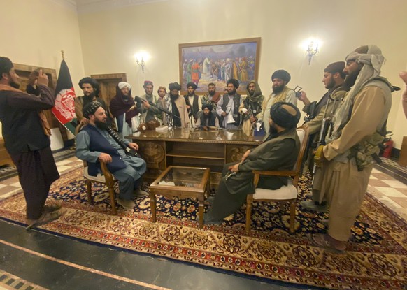 Am 15. August 2021 haben die Taliban ihr Ziel erreicht: Sie sind in der Hauptstadt Kabul einmarschiert und haben den Präsidentenpalast in ihrer Kontrolle. 