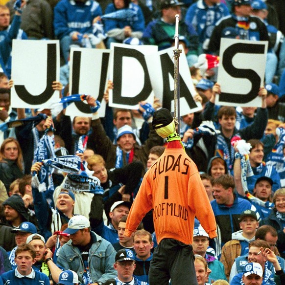 IMAGO / Team 2

Nachtragende Schalker Fans mit zweifelhaftem Spaßverständnis haben ihr Feindbild: Dortmunds Torwart Jens Lehmann (Judas) als aufgehängte Puppe Fußball 1. BL Herren Saison 1998/1999, FC ...