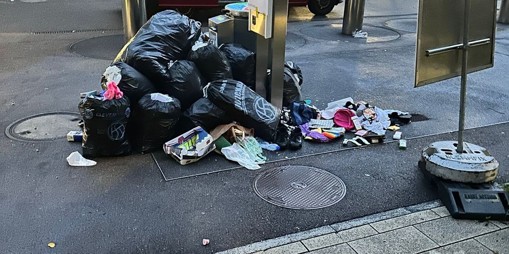 Wenn die Entsorgungsstellen nicht funktionieren, kommt es zum Chaos vor den Containern.