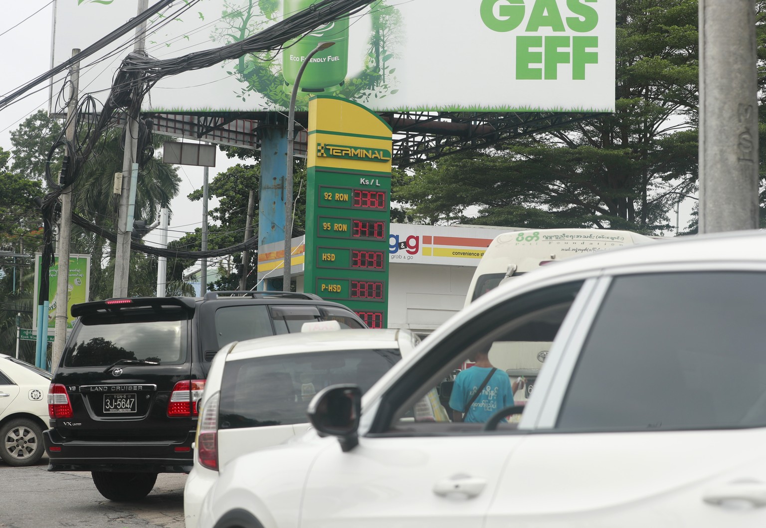 epa13099211 Vehicles queue at a petrol station in Yangon, Myanmar, 09 July 2026. Oil prices have risen sharply following reports that the ceasefire deal with Iran has ended. Myanmar is utilizing a bar ...