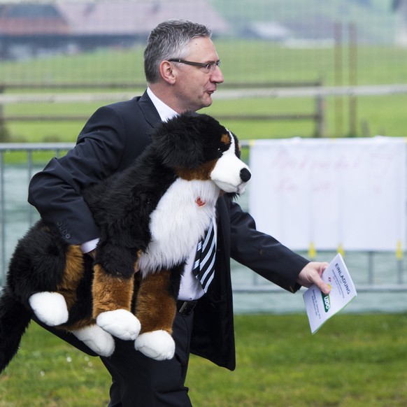 Andreas Glarner mit SVP-Maskottchen.