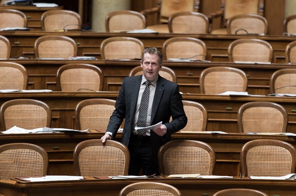 Markus Hausammann (SVP/TG) bereitet sich auf die Beratungen ueber das Bundesgesetz ueber Radio und Fernsehen vor am Mittwoch, 12. Maerz 2014, im Nationalrat in Bern. (KEYSTONE/Lukas Lehmann)