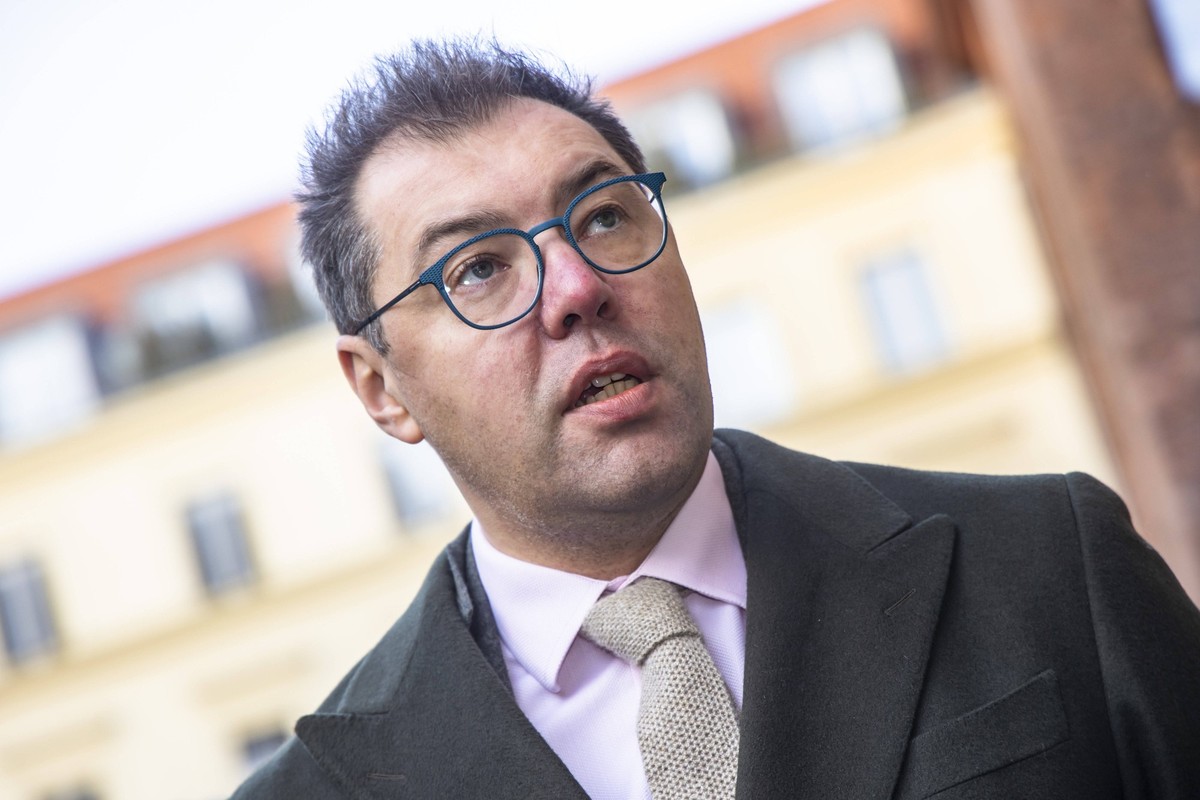 Der Ukrainische Botschafter Oleksii Makeiev vor der Ukrainische Botschaft in Berlin am 1. Dezember 2023. Ukrainische Botschaft bekommt Buddy Baer *** Ukrainian Ambassador Oleksii Makeiev in front of t ...
