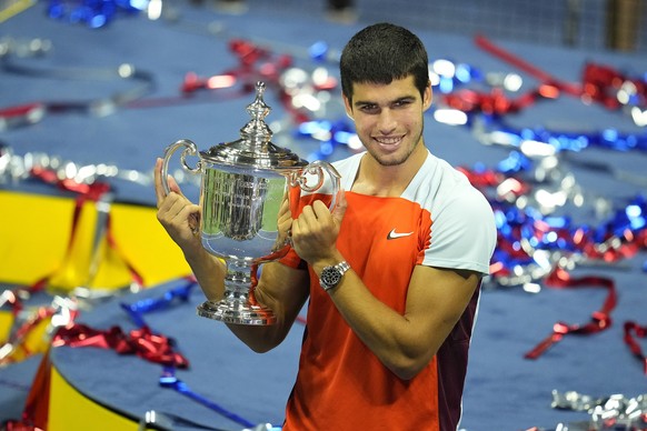 epa10179098 Carlos Alcaraz of Spain celebrates with the championship trophy after defeating Casper Ruud of Norway during the men's final match at the US Open Tennis Championships at the USTA National  ...