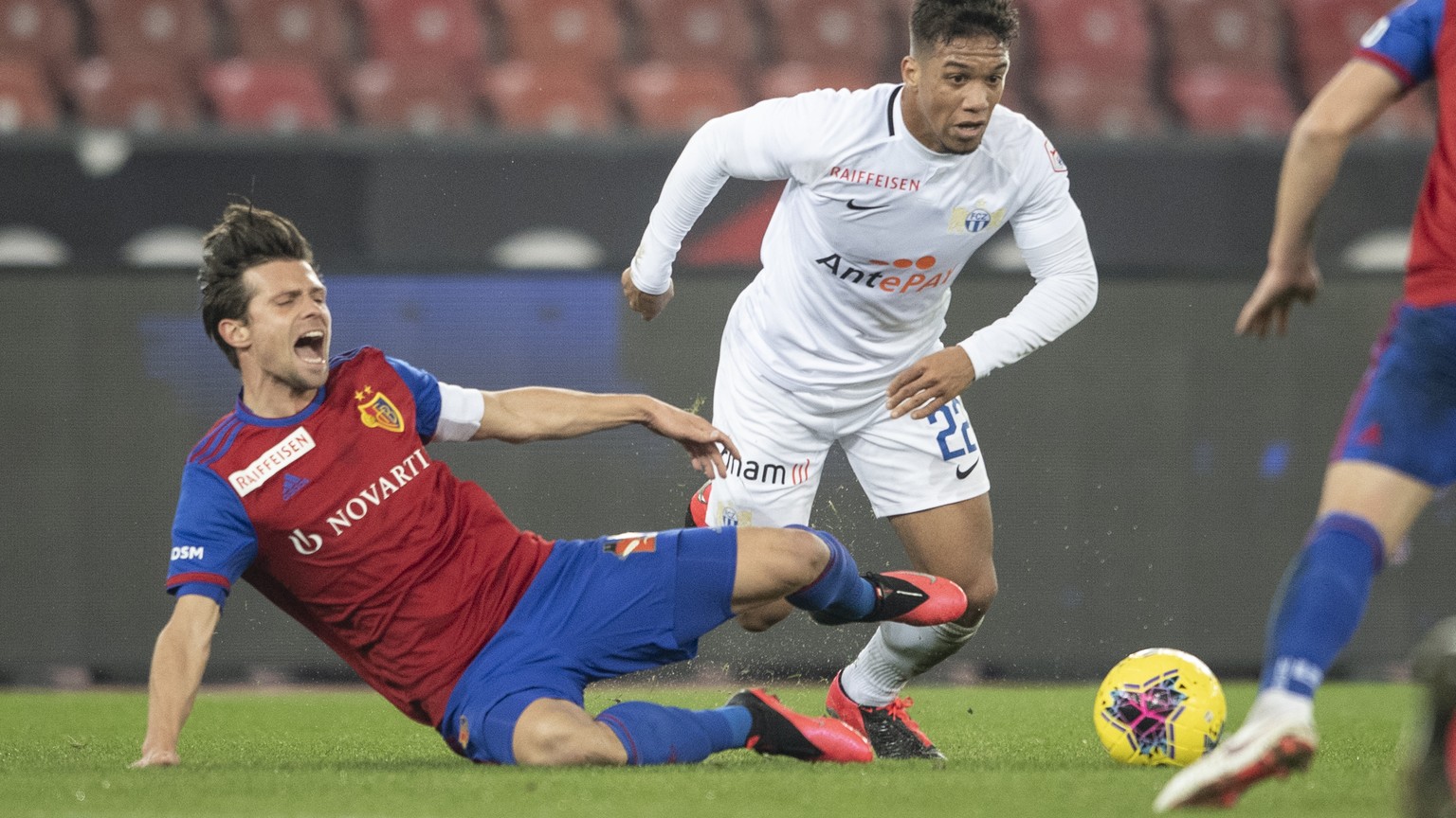 Basels Valentin Stocker, links, spielt um den Ball mit Zuerichs Kevin Rueegg, rechts, im Fussball Meisterschaftsspiel der Super League zwischen dem FC Zuerich und dem FC Basel 1893 im Letzigrund, am S ...