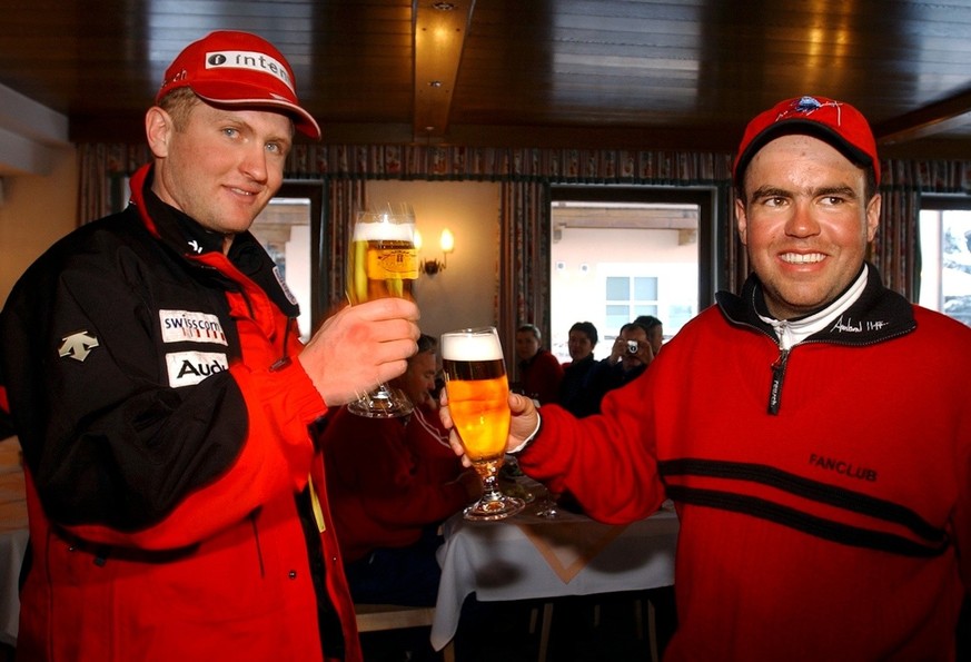 Der Schweizer Ambrosi Hoffmann, links, stoesst mit seinem Bruder Andrea, rechts, mit einem Bier auf den ausgezeichneten 3. Platz an, aufgenommen am Samstag, 24. Januar 2004, anlaesslich der 64. Hahnen ...