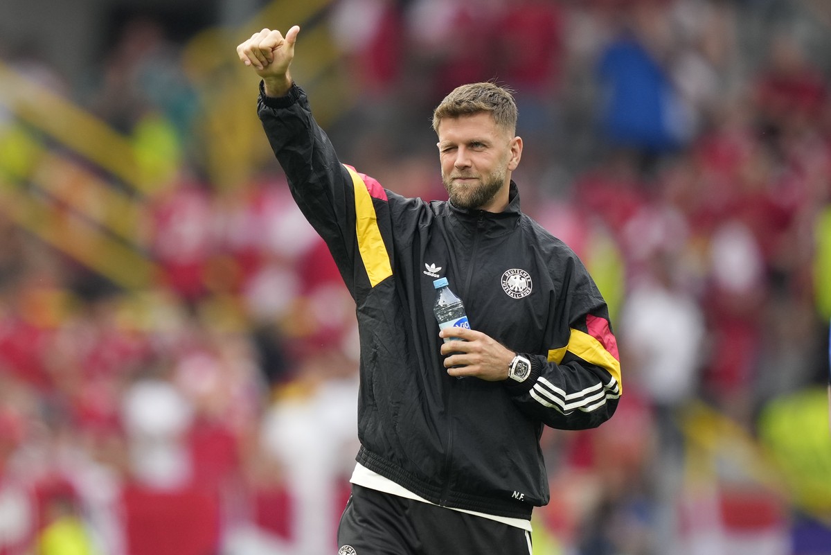 Germany's Niclas Fuellkrug gestures as he walks on the pitch before the round of sixteen match between Germany and Denmark at the Euro 2024 soccer tournament in Dortmund, Germany, Saturday, June  ...
