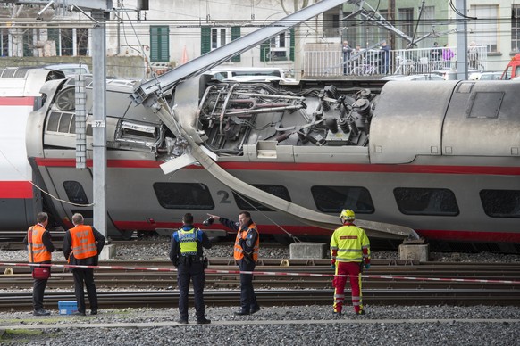 Ein umgekippter Wagen eines Eurocity-Neigezugs, aufgenommen am Mittwoch, 22. Maerz 2017, im Bahnhof in Luzern. Im Bahnhof Luzern ist am fruehen Mittwochnachmittag ein Eurocity-Neigezug bei der Ausfahr ...