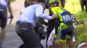 Kurz nach dem Sturz: Contador wird am Streckenrand gepflegt.