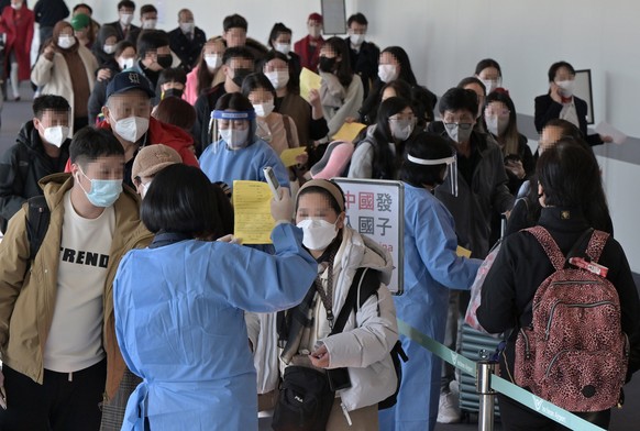 epa10386005 Quarantine officials introduce procedures for COVID-19 tests to entrants from China upon their arrival at Incheon International Airport in Incheon, South Korea, 02 January 2023, when South ...