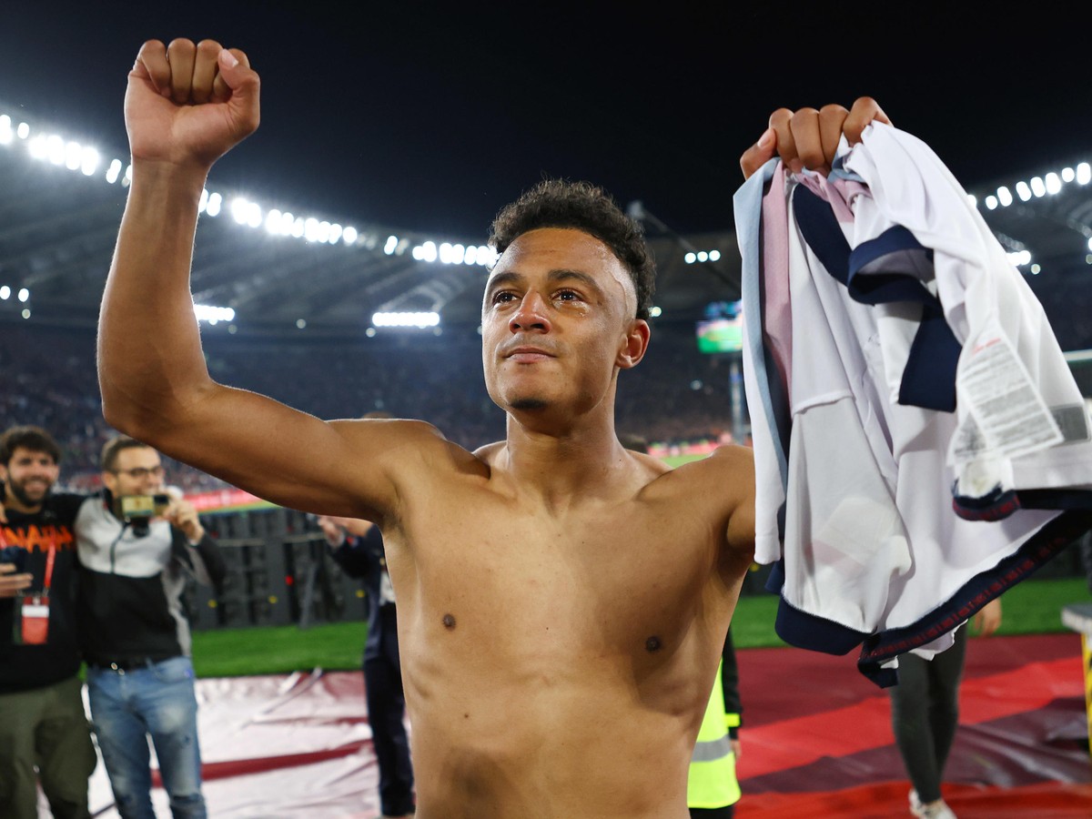 epa12101116 Dan Ndoye celebrates the victory at the end of the Italian Cup final soccer match between AC Milan and Bologna FC in Rome, Italy, 14 May 2025. EPA/FEDERICO PROIETTI