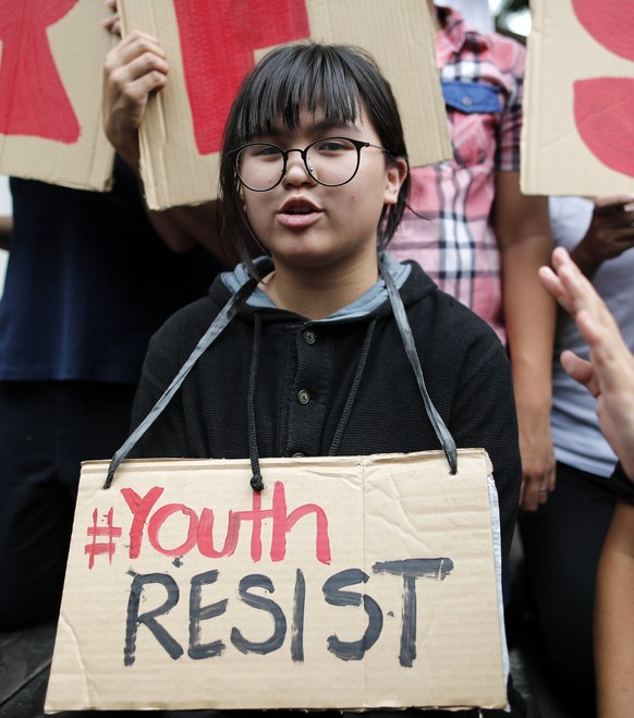 epa06093888 Filipino girl Shibby de Guzman holding a placard leads students of Saint Scholastica College during a protest rally in Manila, Philippines, 18 July 2017. Hundreds of students of Saint Scho ...